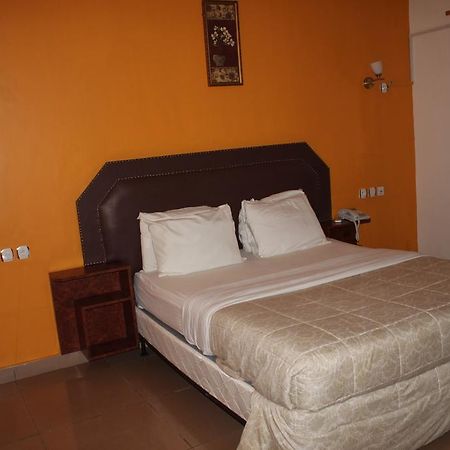 Zambezi Inn Hotel โคนาครี ภายนอก รูปภาพ