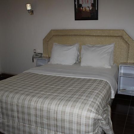 Zambezi Inn Hotel โคนาครี ภายนอก รูปภาพ