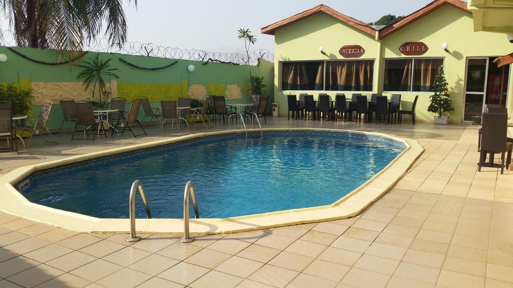 Zambezi Inn Hotel โคนาครี ภายนอก รูปภาพ