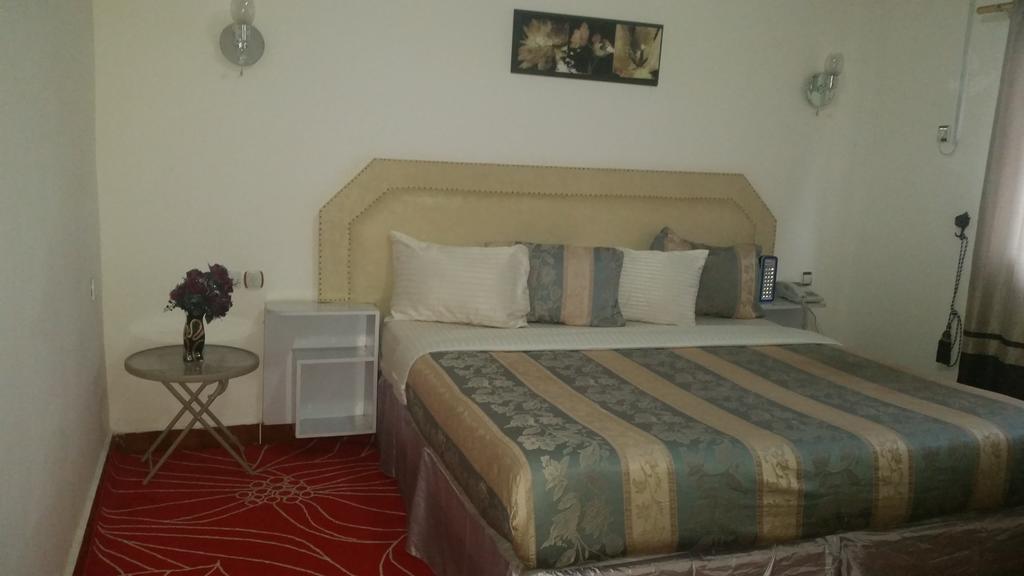 Zambezi Inn Hotel โคนาครี ภายนอก รูปภาพ