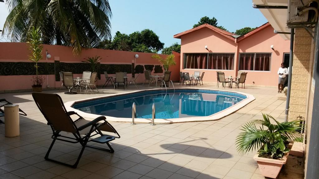 Zambezi Inn Hotel โคนาครี ภายนอก รูปภาพ