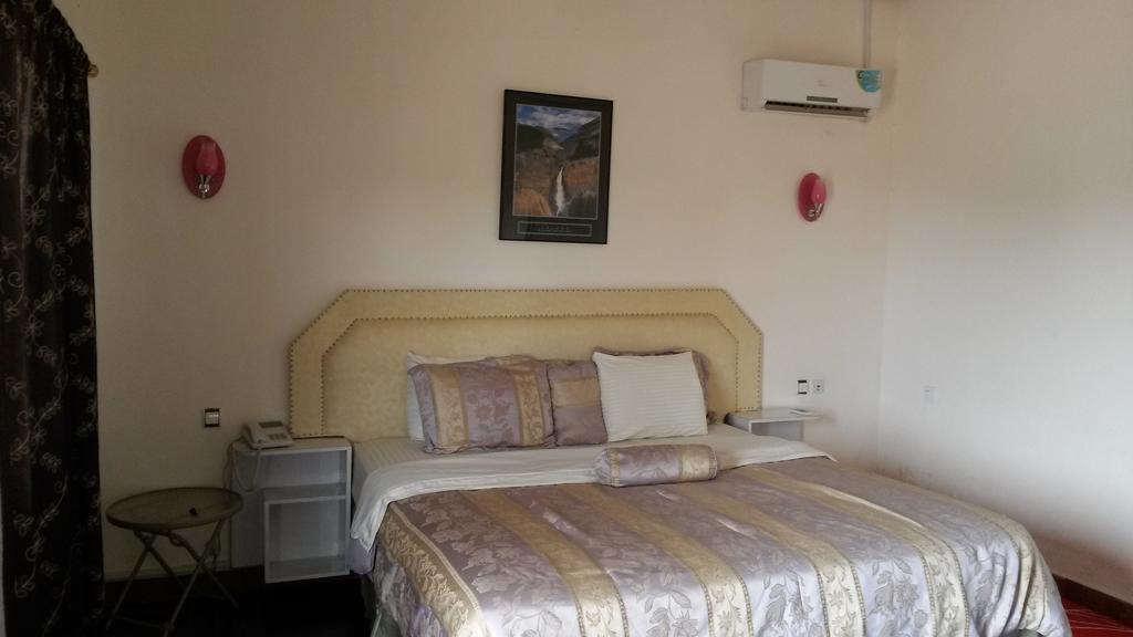 Zambezi Inn Hotel โคนาครี ภายนอก รูปภาพ