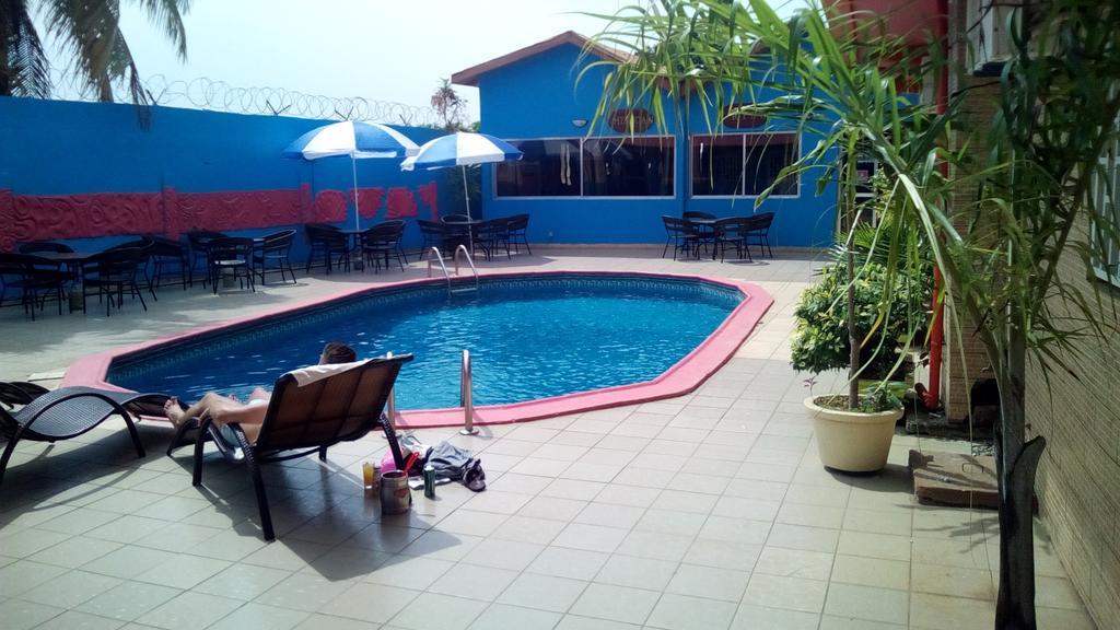 Zambezi Inn Hotel โคนาครี ภายนอก รูปภาพ