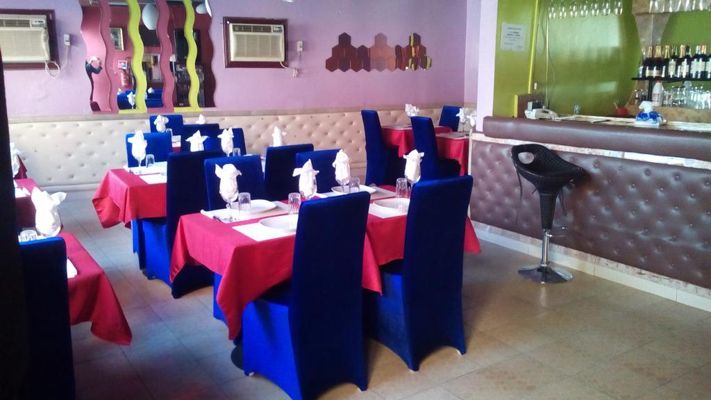 Zambezi Inn Hotel โคนาครี ภายนอก รูปภาพ
