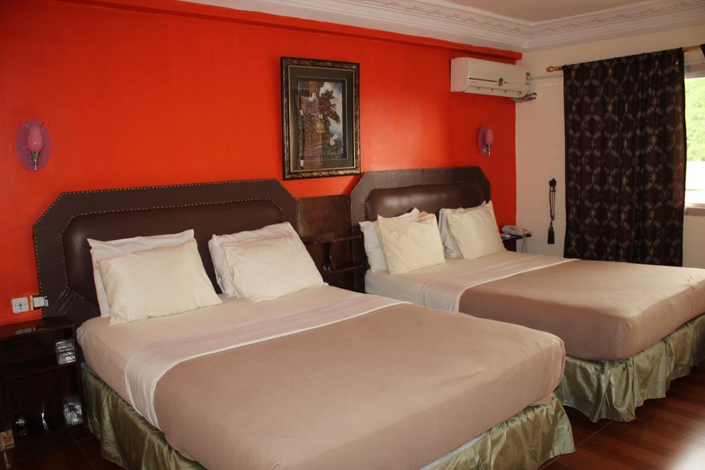Zambezi Inn Hotel โคนาครี ภายนอก รูปภาพ
