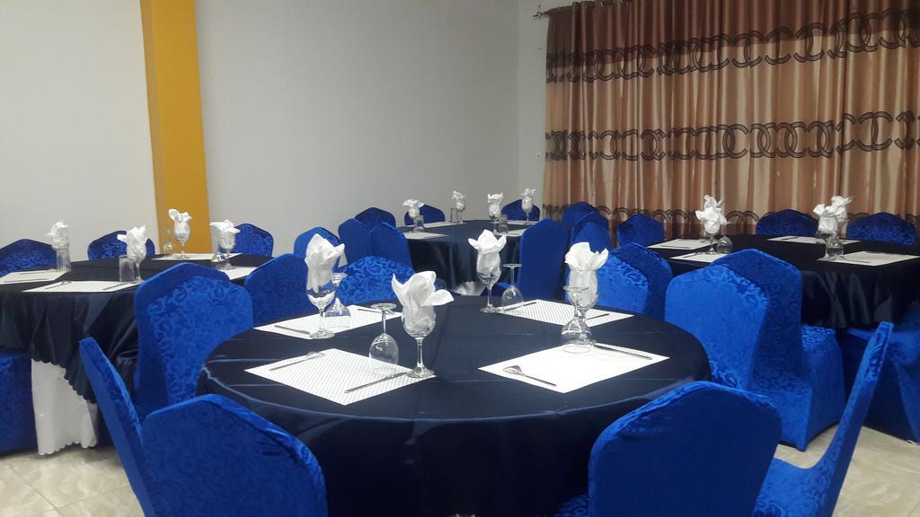 Zambezi Inn Hotel โคนาครี ภายนอก รูปภาพ