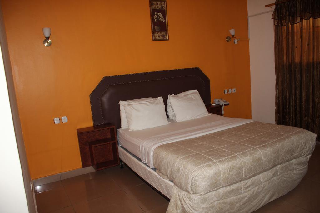 Zambezi Inn Hotel โคนาครี ภายนอก รูปภาพ