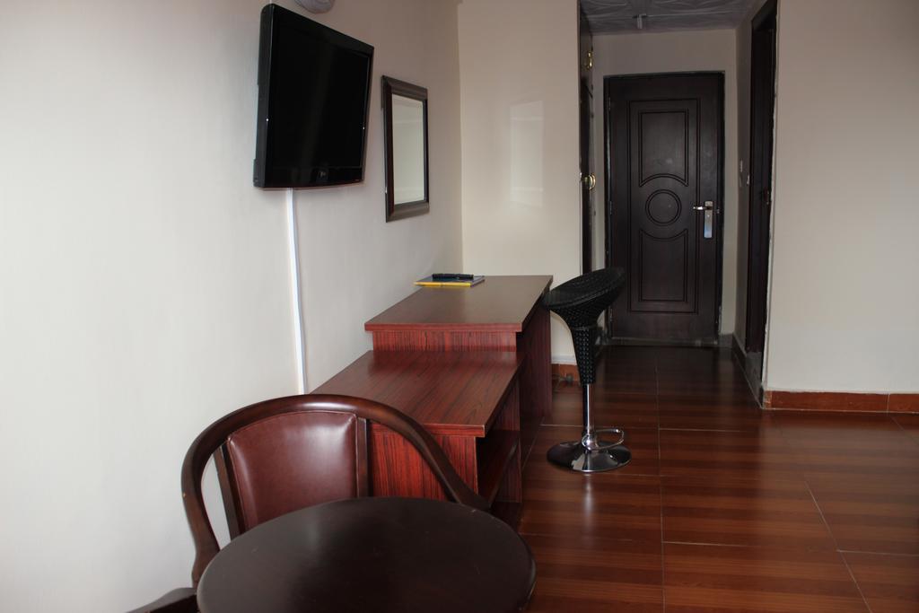 Zambezi Inn Hotel โคนาครี ภายนอก รูปภาพ