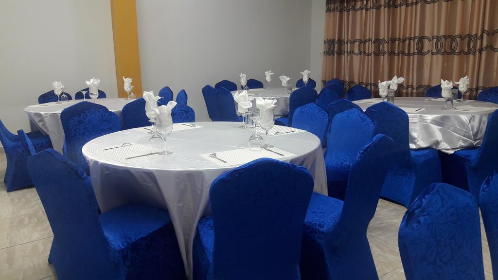 Zambezi Inn Hotel โคนาครี ภายนอก รูปภาพ